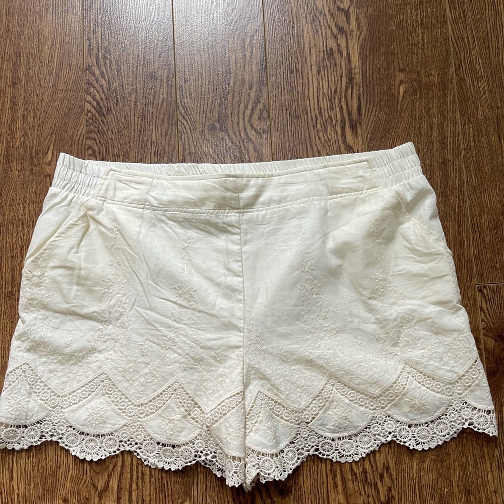Beautiful Cream Shorts Sz XXL
